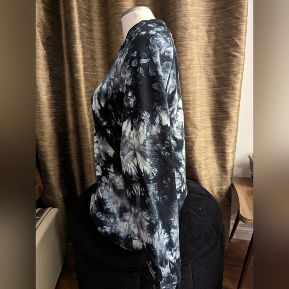 Torrid Long Sleeve, tie dye,  Sweatshirt, Cotton, black & white Sz 1x - Picture 4 of 8